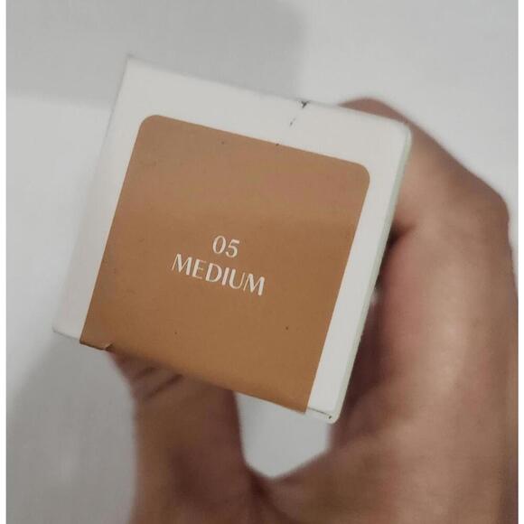 Huda Beauty Glowish MultiDew Skin Tint 05 Medium 40ml Radiant Foundation Makeup - Picture 3 of 4